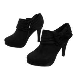 Svarta stövlar på en hög klack med en elastisk Fharvix 2