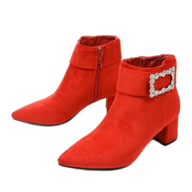 Röda fotkängor på stolpen med Antipodes dragkedja 2