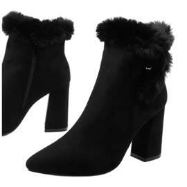 Svarta fotkängor på stolpe med Helike -dragkedja 1