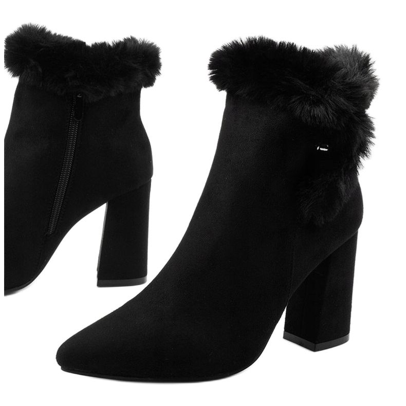 Svarta fotkängor på stolpe med Helike -dragkedja 1