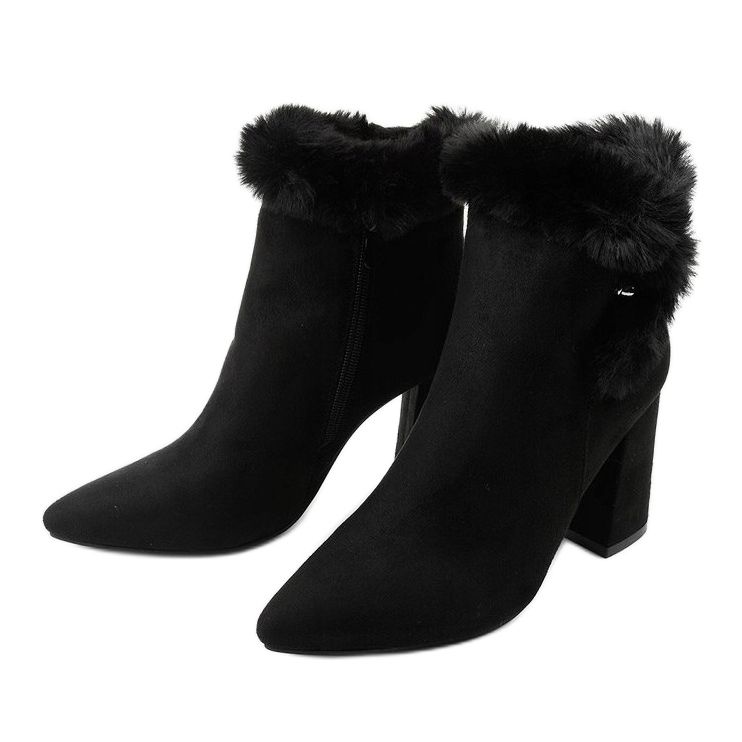 Svarta fotkängor på stolpe med Helike -dragkedja 2