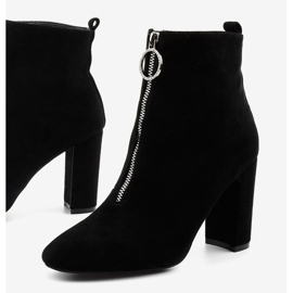 Svarta stövlar på stolpen gjorda av ekologisk mocka Ginrolyss 1