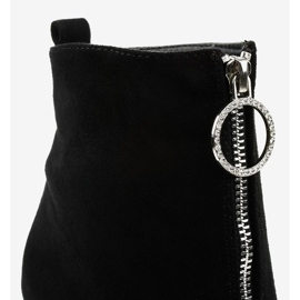 Svarta stövlar på stolpen gjorda av ekologisk mocka Ginrolyss 2