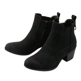 Svarta stövletter i mocka på ett Tarrenscribe -inlägg 2