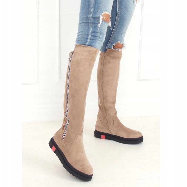 Plattbeige musketörer NS136P Beige 1