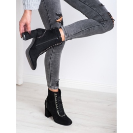 SHELOVET Knutna stövlar på ett inlägg svart 1