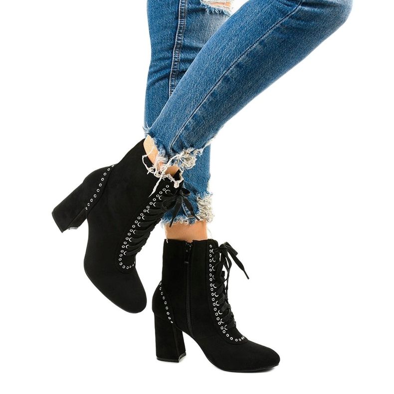 Svarta fotkängor tillverkade av Corstorphine eco-mocka 1