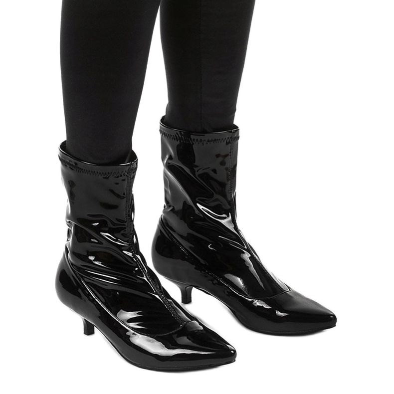 Svartlackerade klackar med en Ragemour -strumpa 1