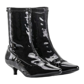 Svartlackerade klackar med en Ragemour -strumpa 2