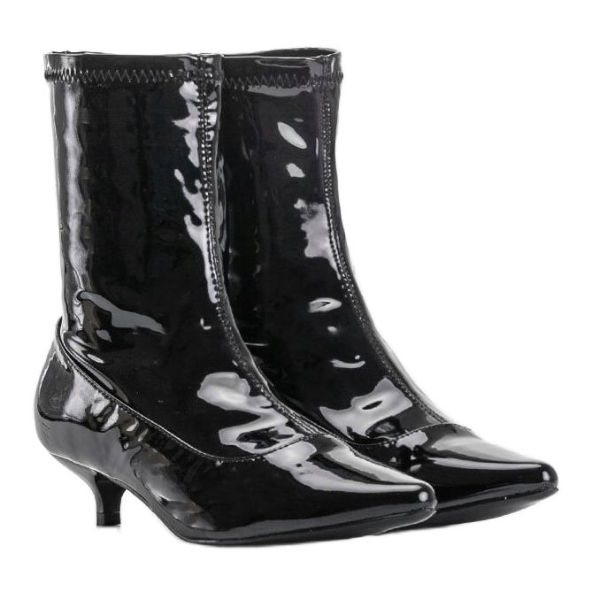 Svartlackerade klackar med en Ragemour -strumpa 2