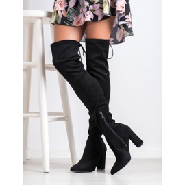 Goodin Mockaskinnmusketer på en pelare svart 1