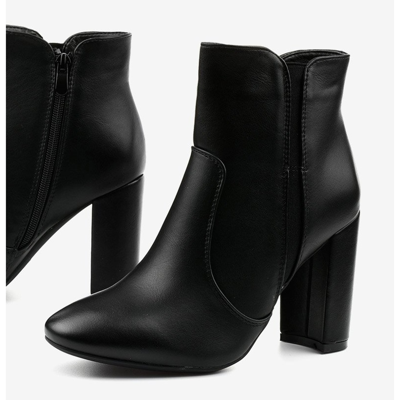 Svarta ekoläderkängor på Wondermist-stolpen 1