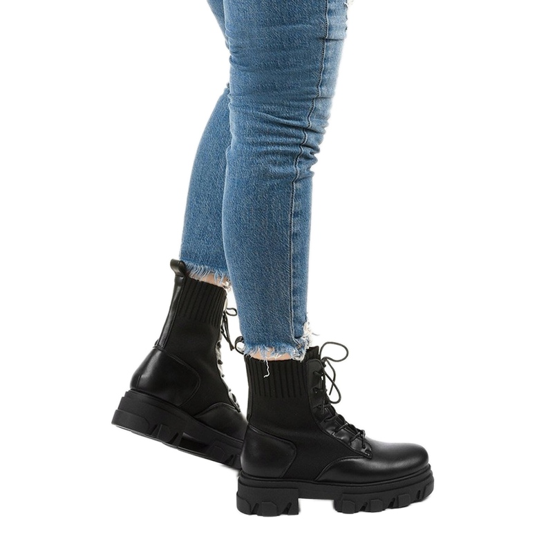 Svarta vandringsskor på Meadowcrest -plattformen 1