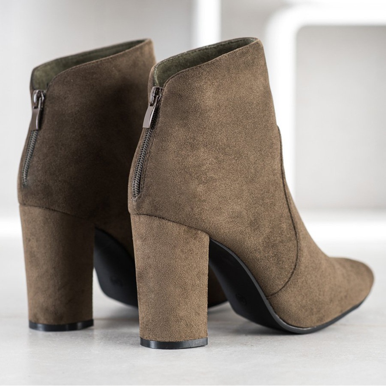 Ideal Shoes Klassiska stövlar på en stolpe brun kaki 1