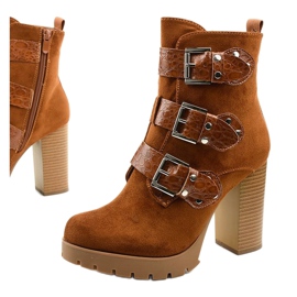 Brun fotbollsskor i mocka på Lilybank -stolpen 1