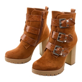 Brun fotbollsskor i mocka på Lilybank -stolpen 2