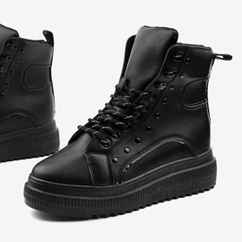 Svarta sportskor på Aethireisis -plattformen 1