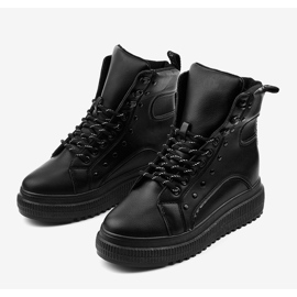 Svarta sportskor på Aethireisis -plattformen 2