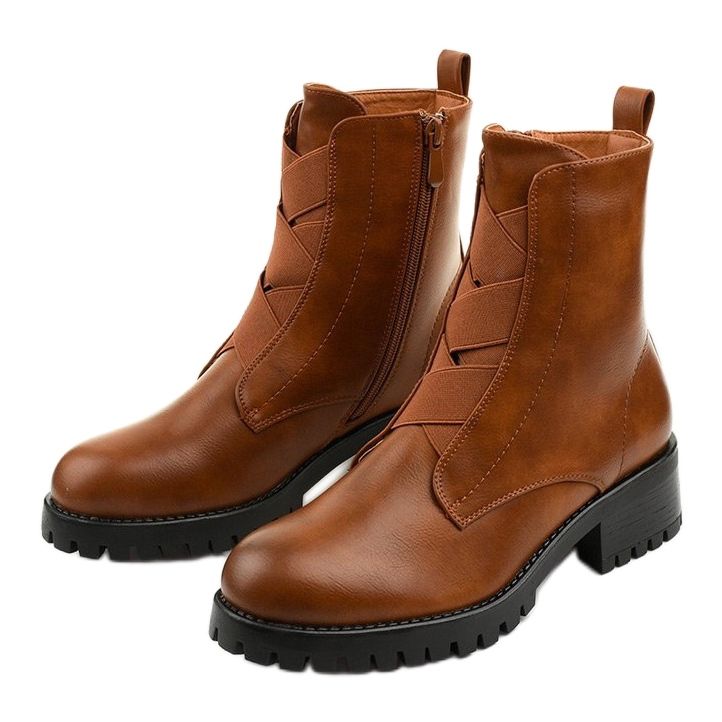 Bruna stövlar på stolpen av isolerade Chanhett 2