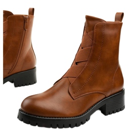 Bruna stövlar på stolpen av isolerade Chanhett 1