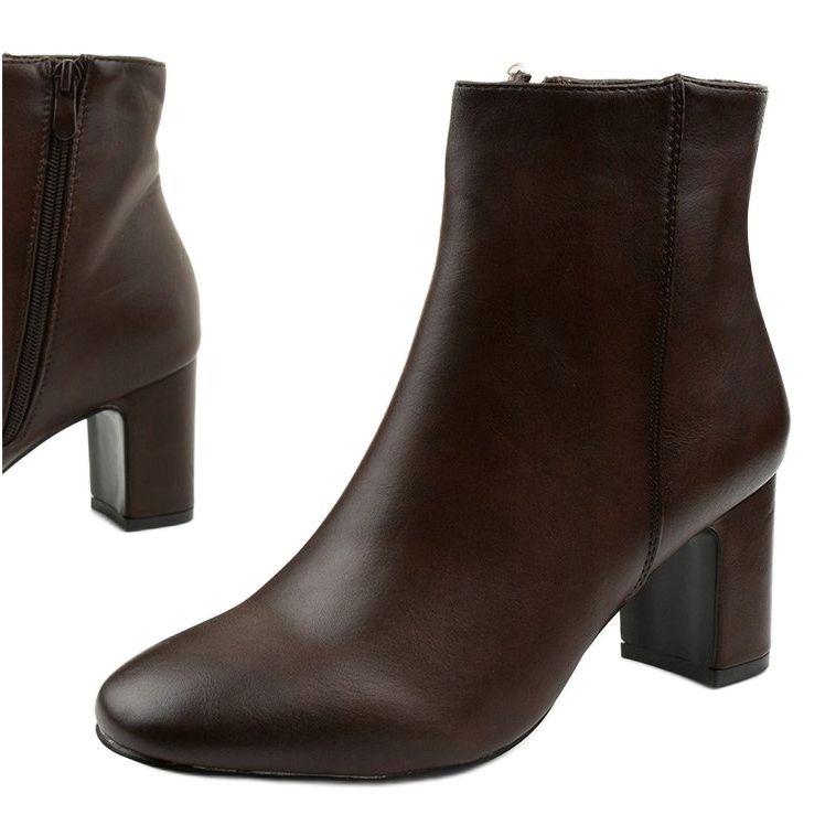 Bruna fotstövlar i ekoläder på Nilandaley-stolpen 1