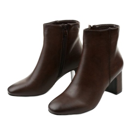 Bruna fotstövlar i ekoläder på Nilandaley-stolpen 2