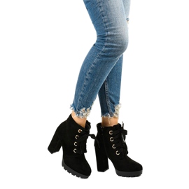 Svarta fotkängor i Athlis eko-mocka 1