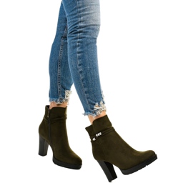 Gröna höga stövlar på Vabella -stolpen 1