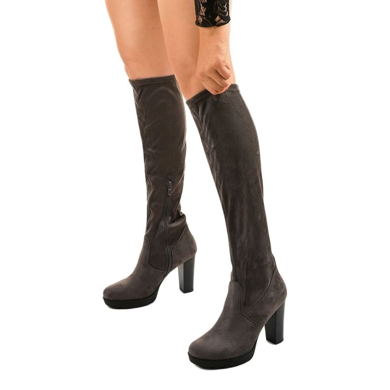 Grå stövlar på stolpen tillverkade av Funnyfreeze eco-mocka 1