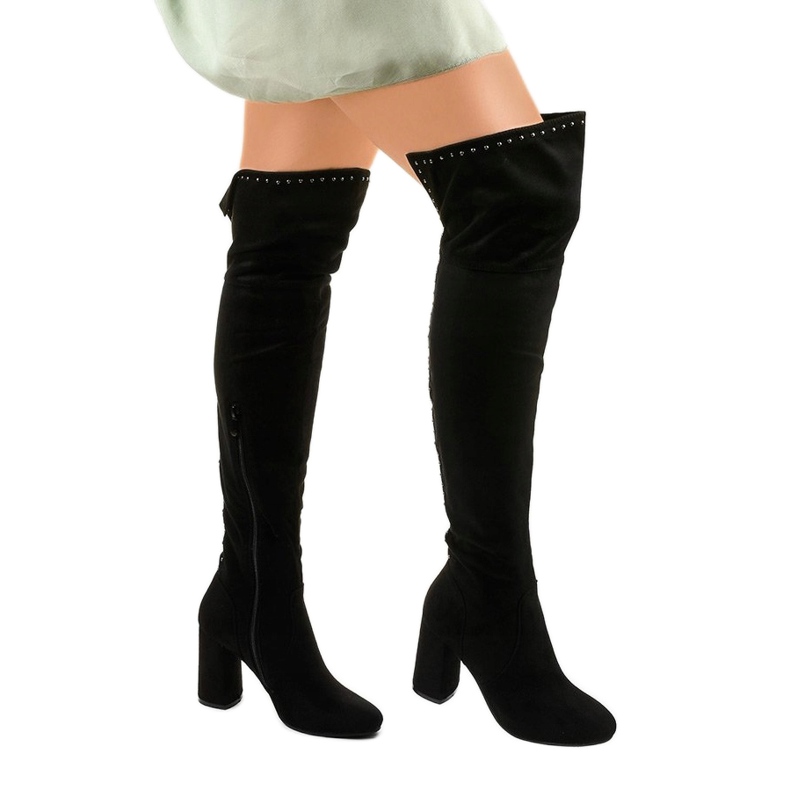 Svarta, isolerade stövlar med en övre infrarödstråle 1