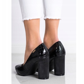 Goodin Pumpar På En Pelare svart 1