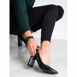 Goodin Pumpar På En Pelare svart 2