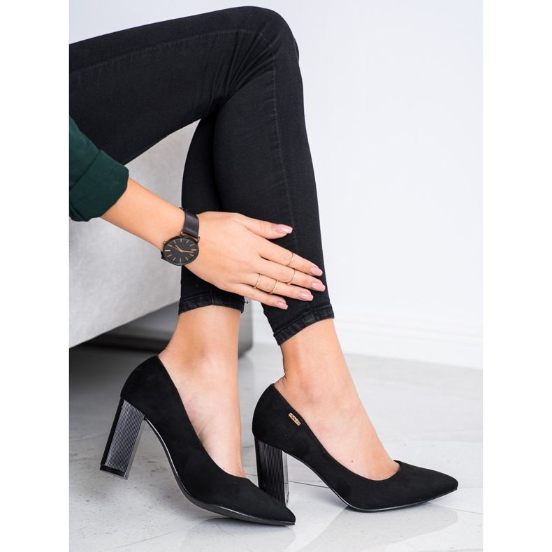 Goodin Pumpar På En Pelare svart 2