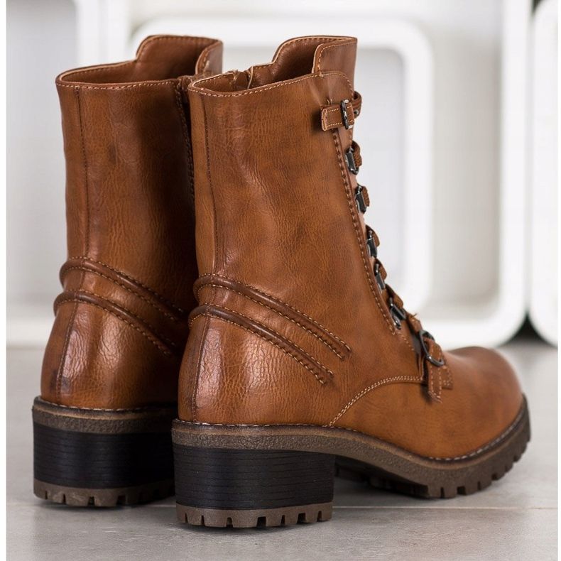 Super Mode Snörning av bruna arbetare 1