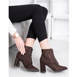 Kylie Knutna stövlar på ett inlägg brun 2