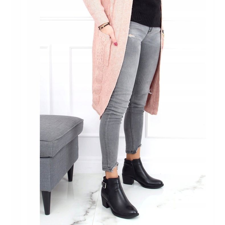 Svarta lågklackade stövlar J101 Svart 1