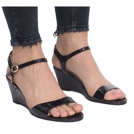 Svartlackerade sandaler på en känslig Queen -kilklack 1