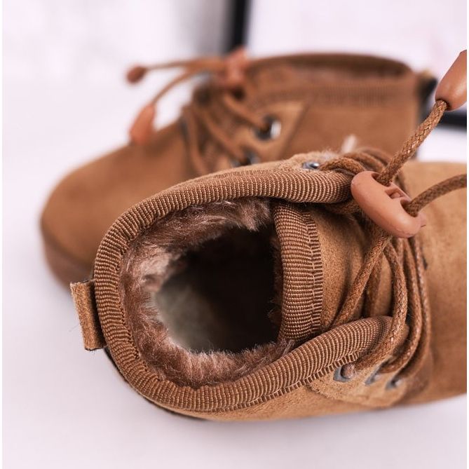 Barn snörade snöskor som värms upp med pälsbrun jägare 1