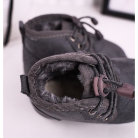 Barn snörade snöskor uppvärmda med pälsgrå jägare 1