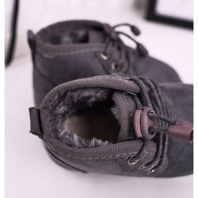 Barn snörade snöskor uppvärmda med pälsgrå jägare 1