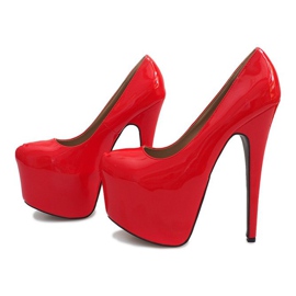 Höglackerade stift på den röda plattformen D905 2