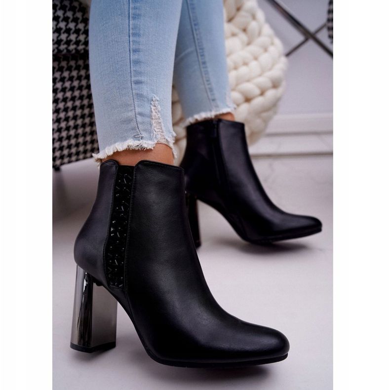 Kvinnors stövlar på en silverpost svart Peve 2