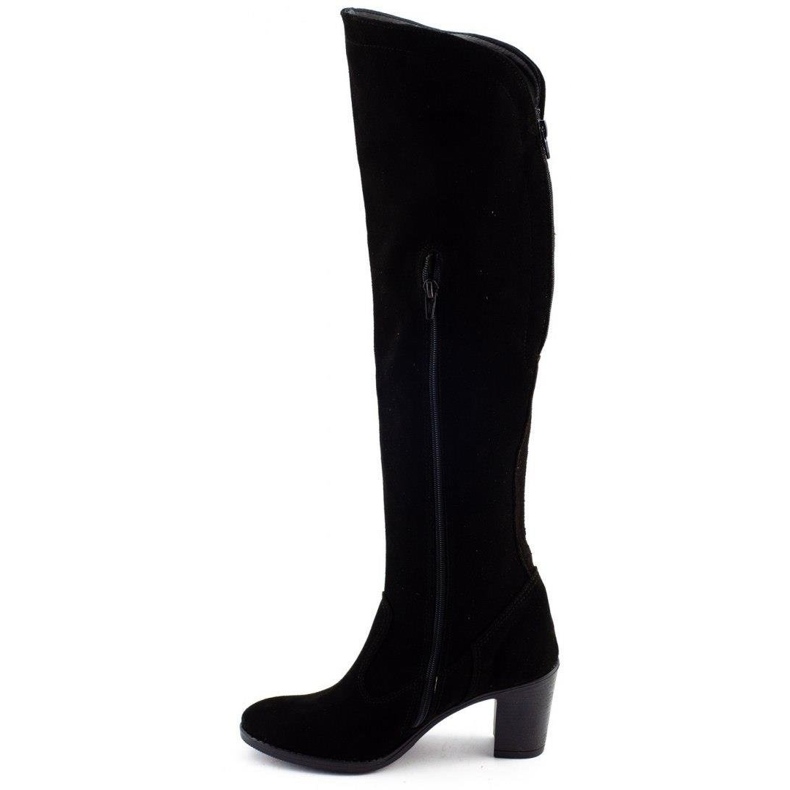 Olivier Agnes isolerade stövlar på en svart stolpe 1