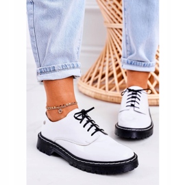 Oxfords Maciejka-läderskor för kvinnor lackade vita 04087-11 2
