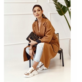 Kvinnors sneakers på en massiv enda vit dagdrömmare beige brun gyllene 1