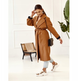 Kvinnors sneakers på en massiv enda vit dagdrömmare beige brun gyllene 2