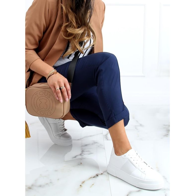 Vita sneakers på en hög sula LA133P Vit 2