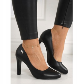 PJ1 Klassiska svarta Eliana -pumpar på en bar 2