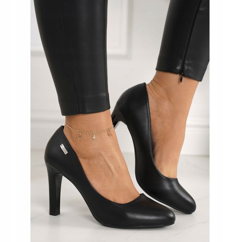 PJ1 Klassiska svarta Eliana -pumpar på en bar 2