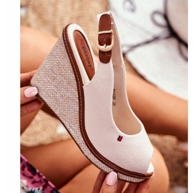 PS1 Tommy Beige sandaler på en flätad kilklack 1